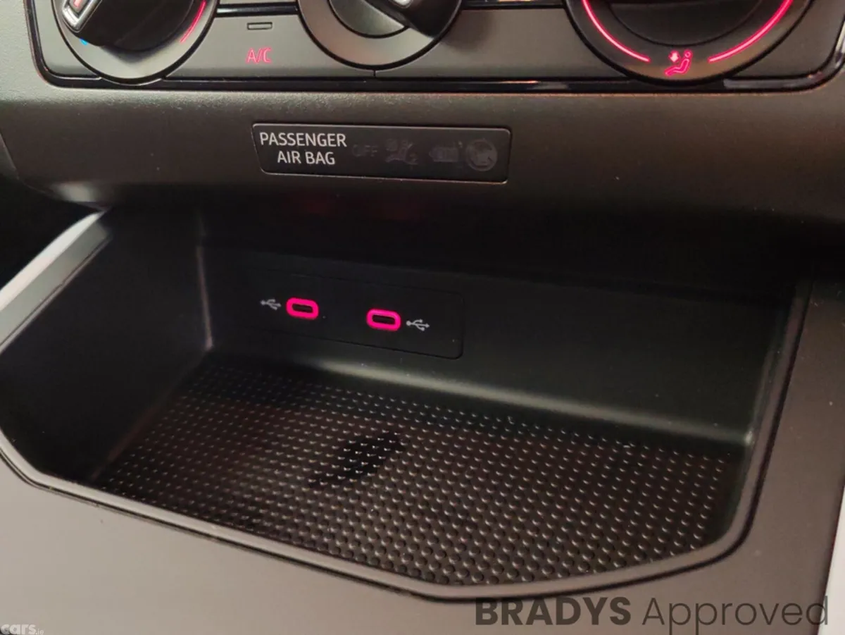 SEAT Arona Hatchback, Petrol, 2023, Red