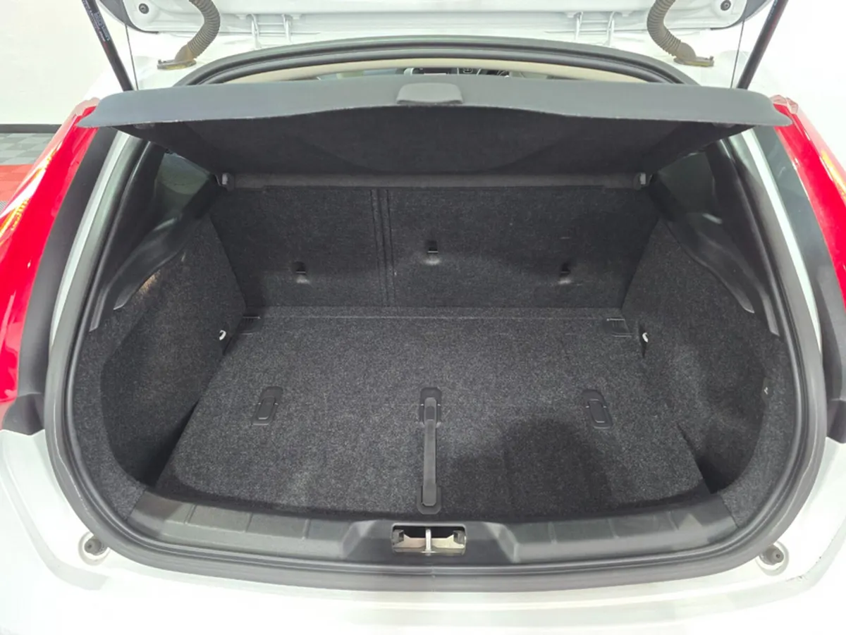 Volvo V40 Hatchback, Diesel, 2018, White
