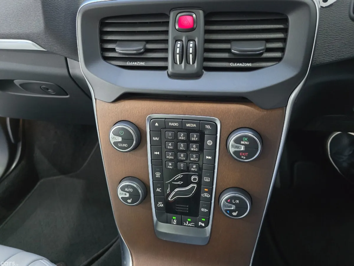 Volvo V40 Hatchback, Diesel, 2018, White