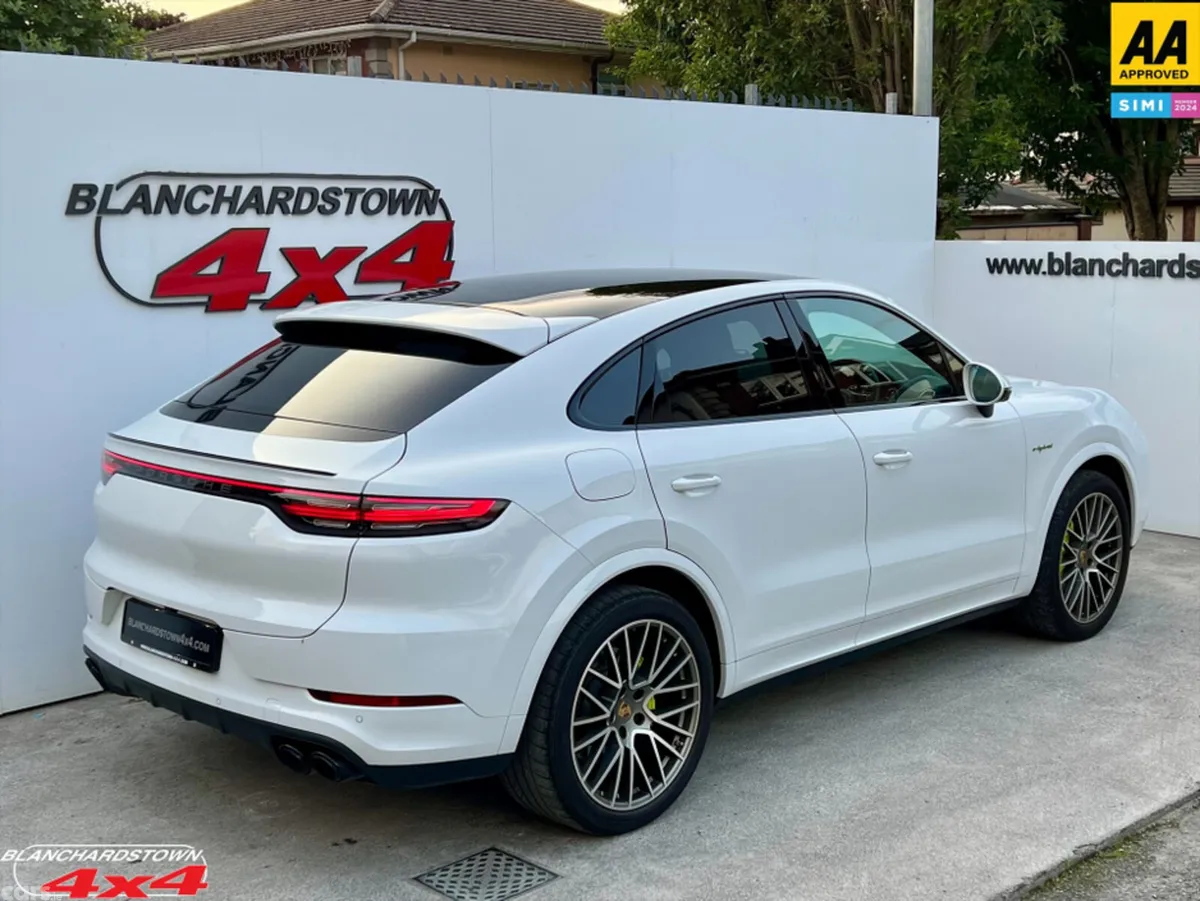 Porsche Cayenne MPV, Petrol Plug-in Hybrid, 2023, White