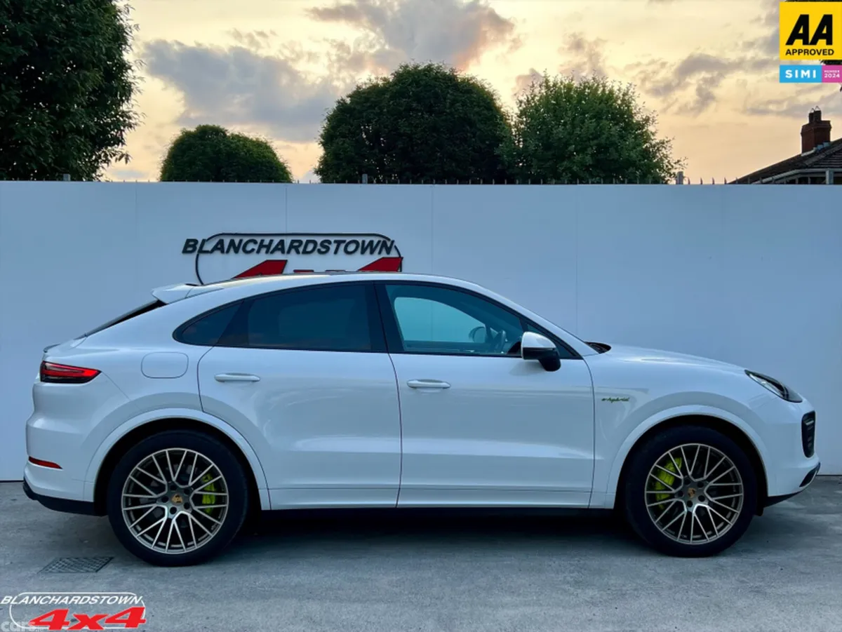 Porsche Cayenne MPV, Petrol Plug-in Hybrid, 2023, White