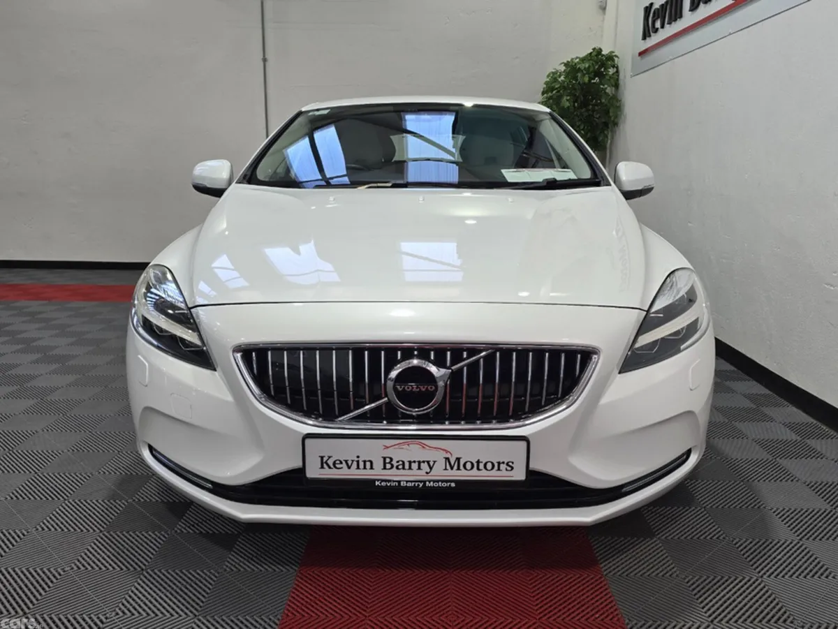 Volvo V40 Hatchback, Diesel, 2018, White