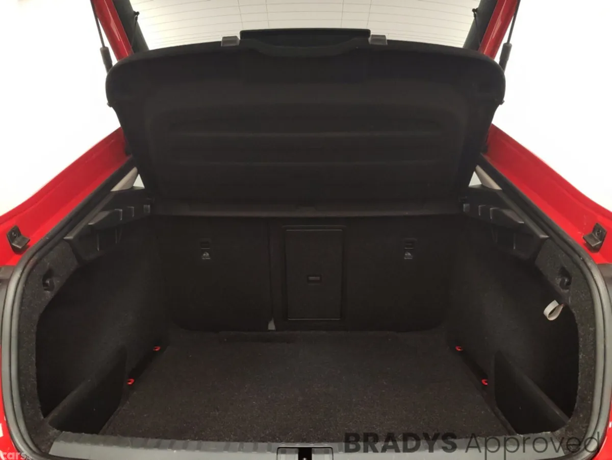 Skoda Octavia Hatchback, Petrol, 2021, Red