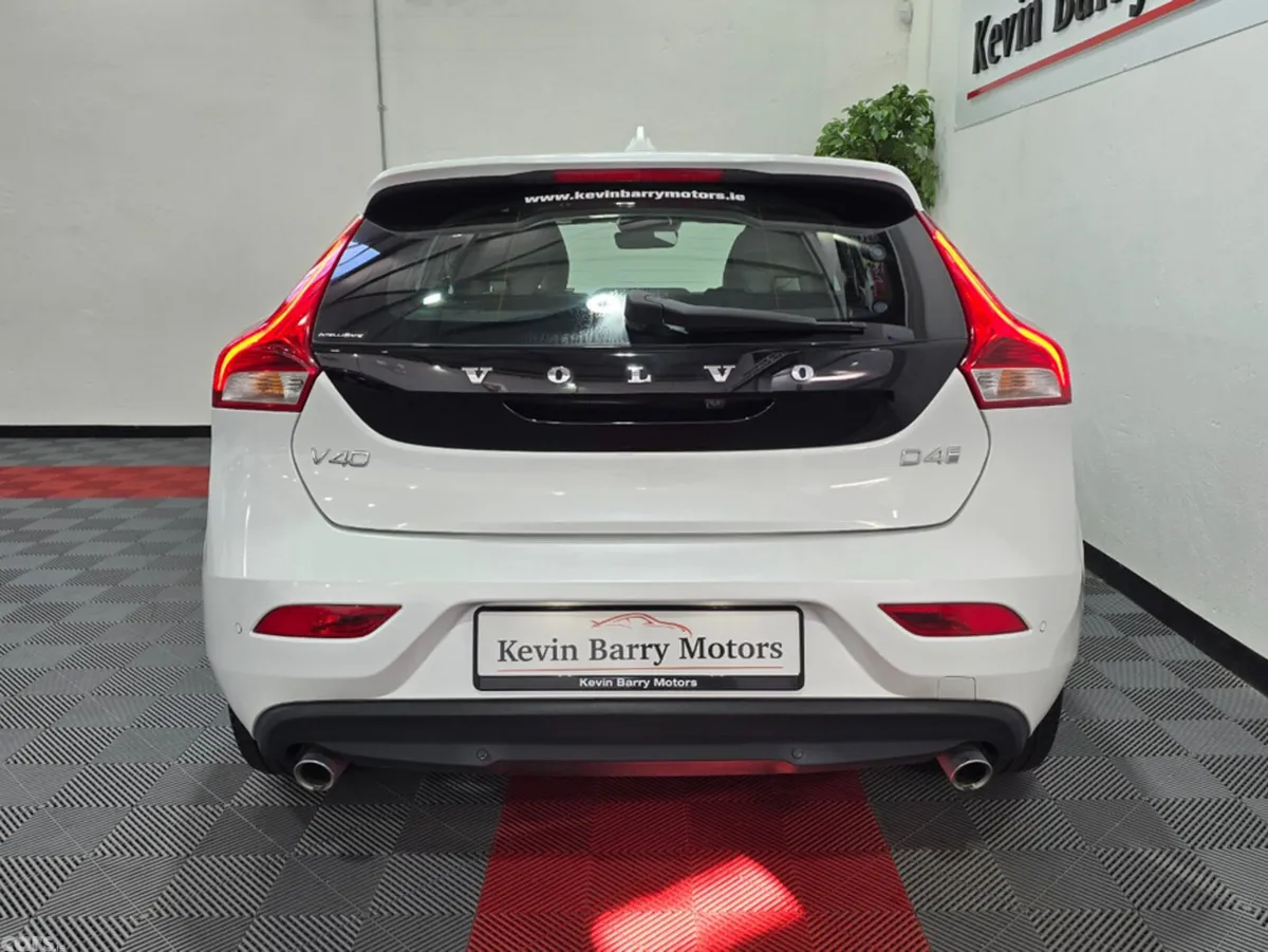 Volvo V40 Hatchback, Diesel, 2018, White