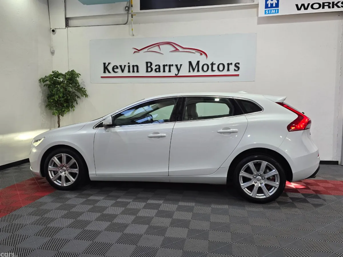 Volvo V40 Hatchback, Diesel, 2018, White