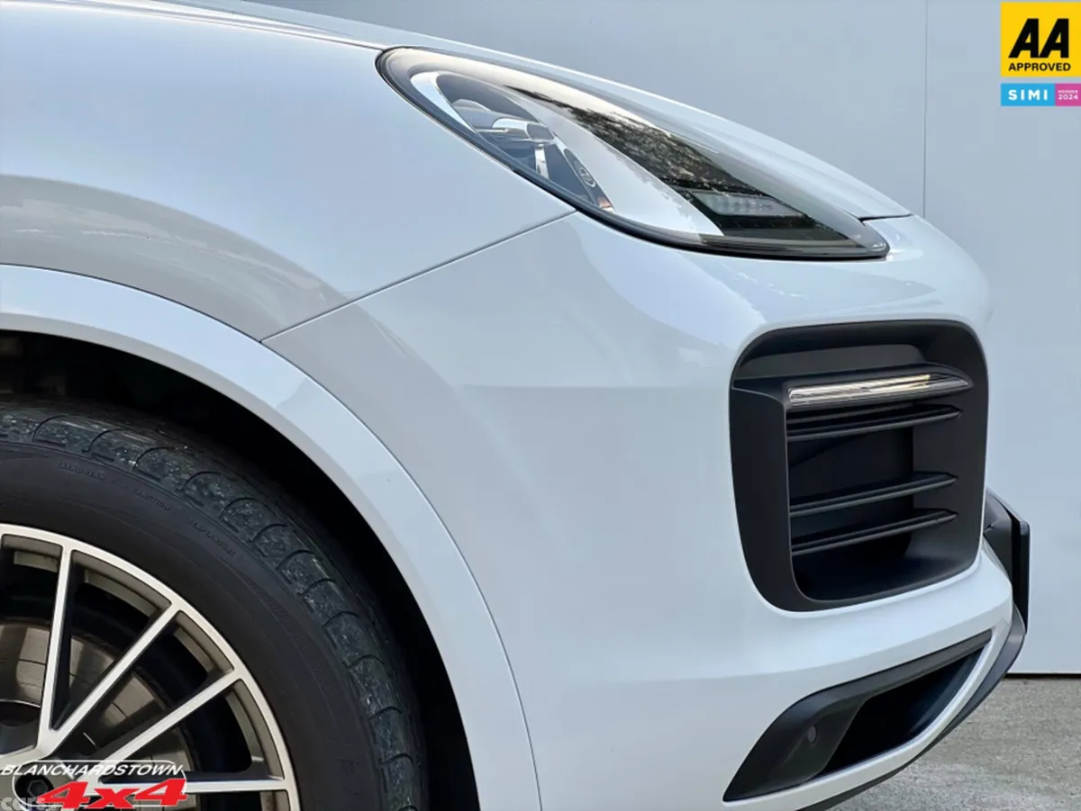 Porsche Cayenne MPV, Petrol Plug-in Hybrid, 2023, White