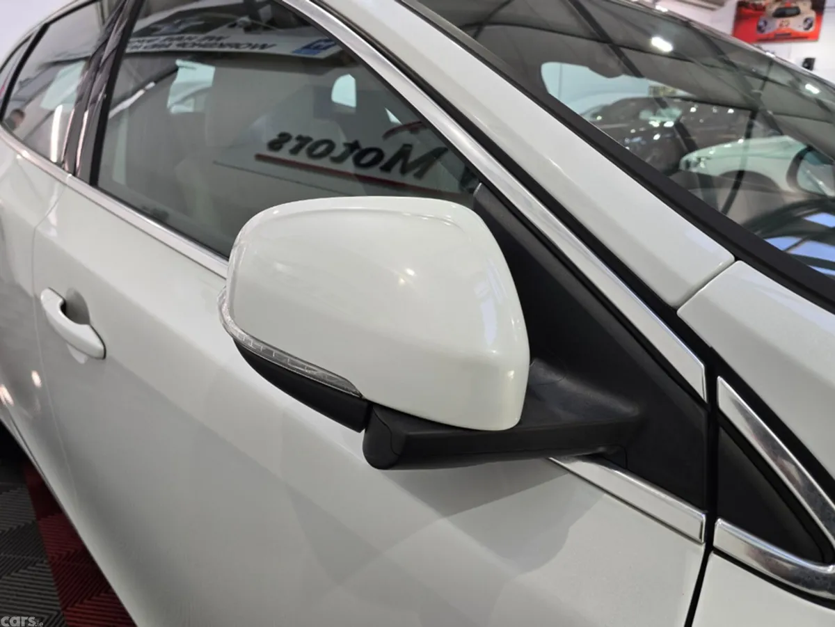 Volvo V40 Hatchback, Diesel, 2018, White