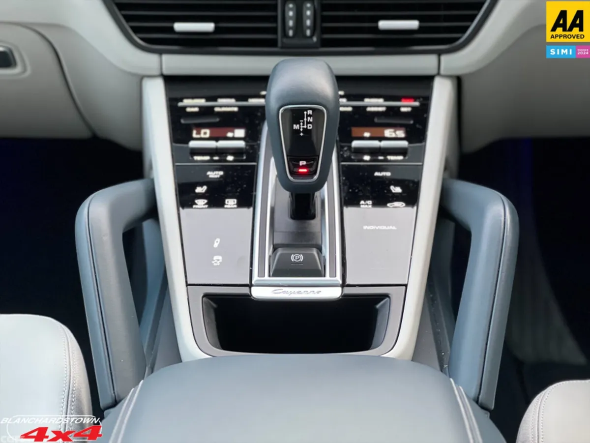 Porsche Cayenne MPV, Petrol Plug-in Hybrid, 2023, White