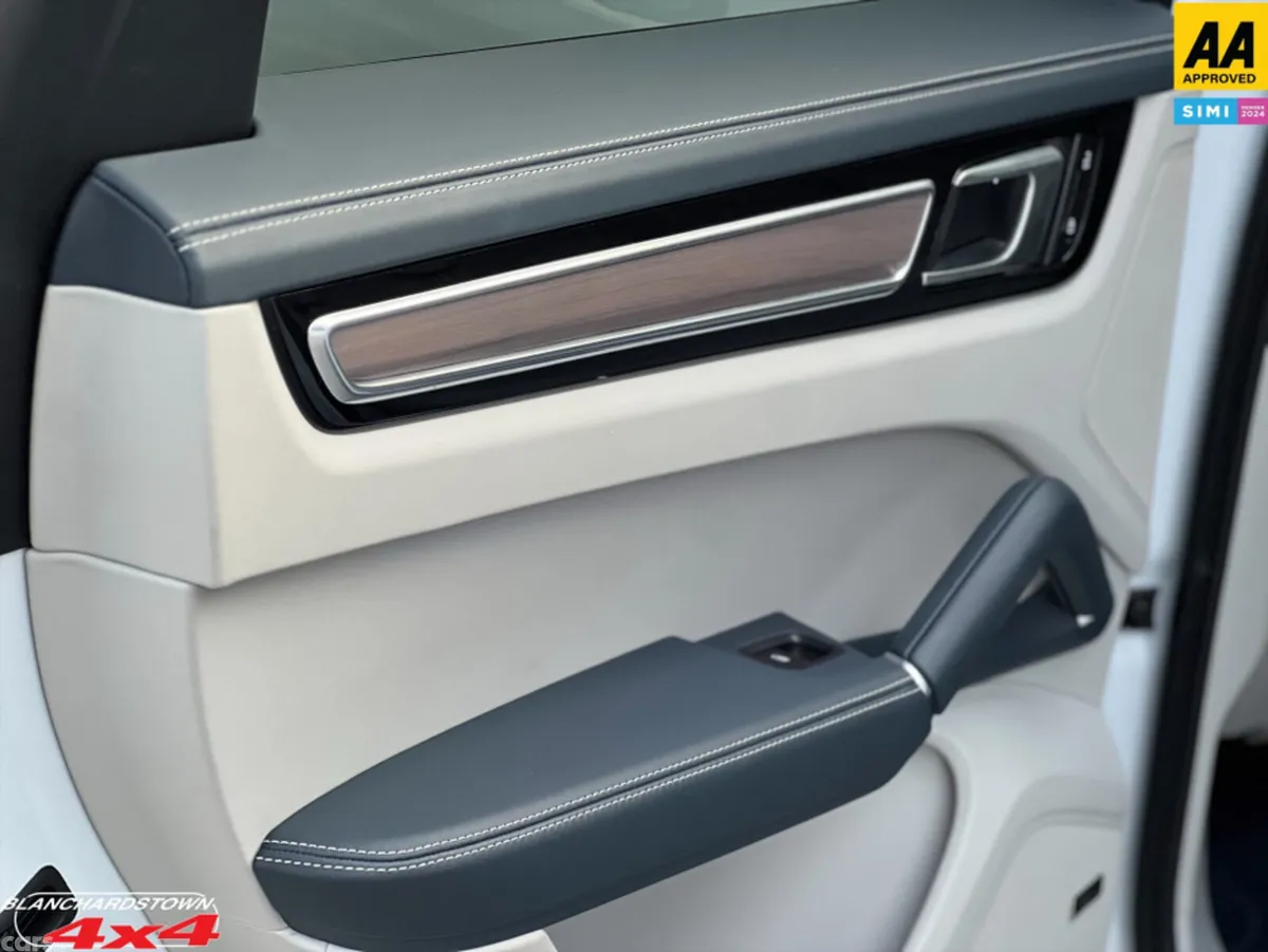 Porsche Cayenne MPV, Petrol Plug-in Hybrid, 2023, White
