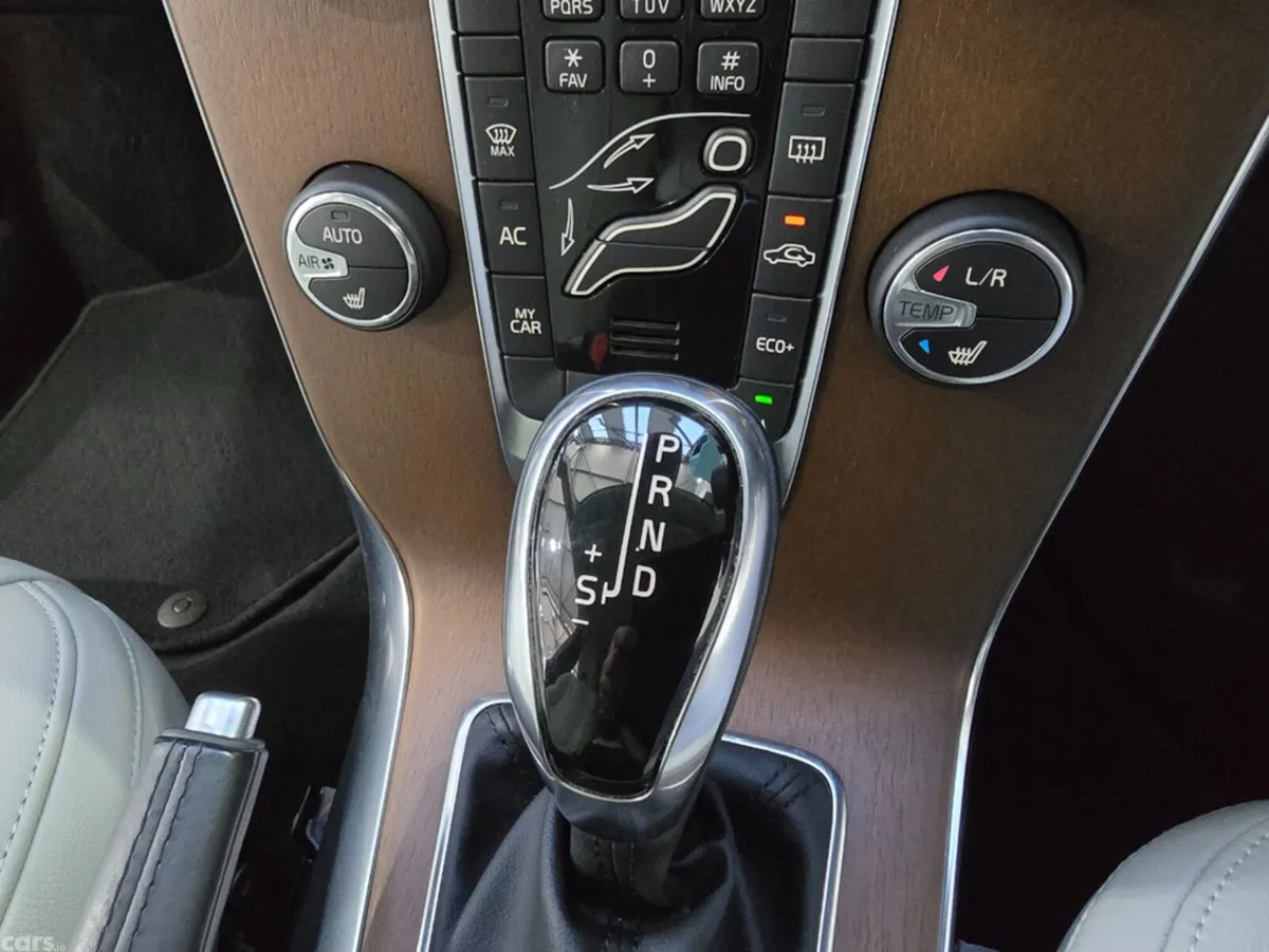Volvo V40 Hatchback, Diesel, 2018, White
