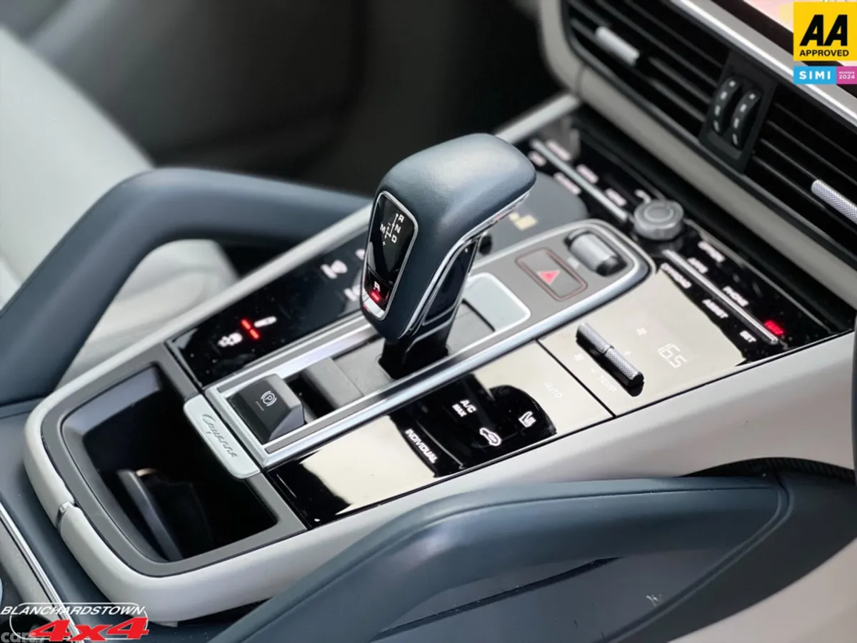 Porsche Cayenne MPV, Petrol Plug-in Hybrid, 2023, White