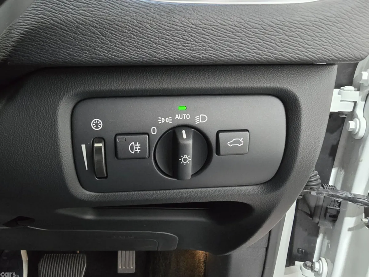 Volvo V40 Hatchback, Diesel, 2018, White