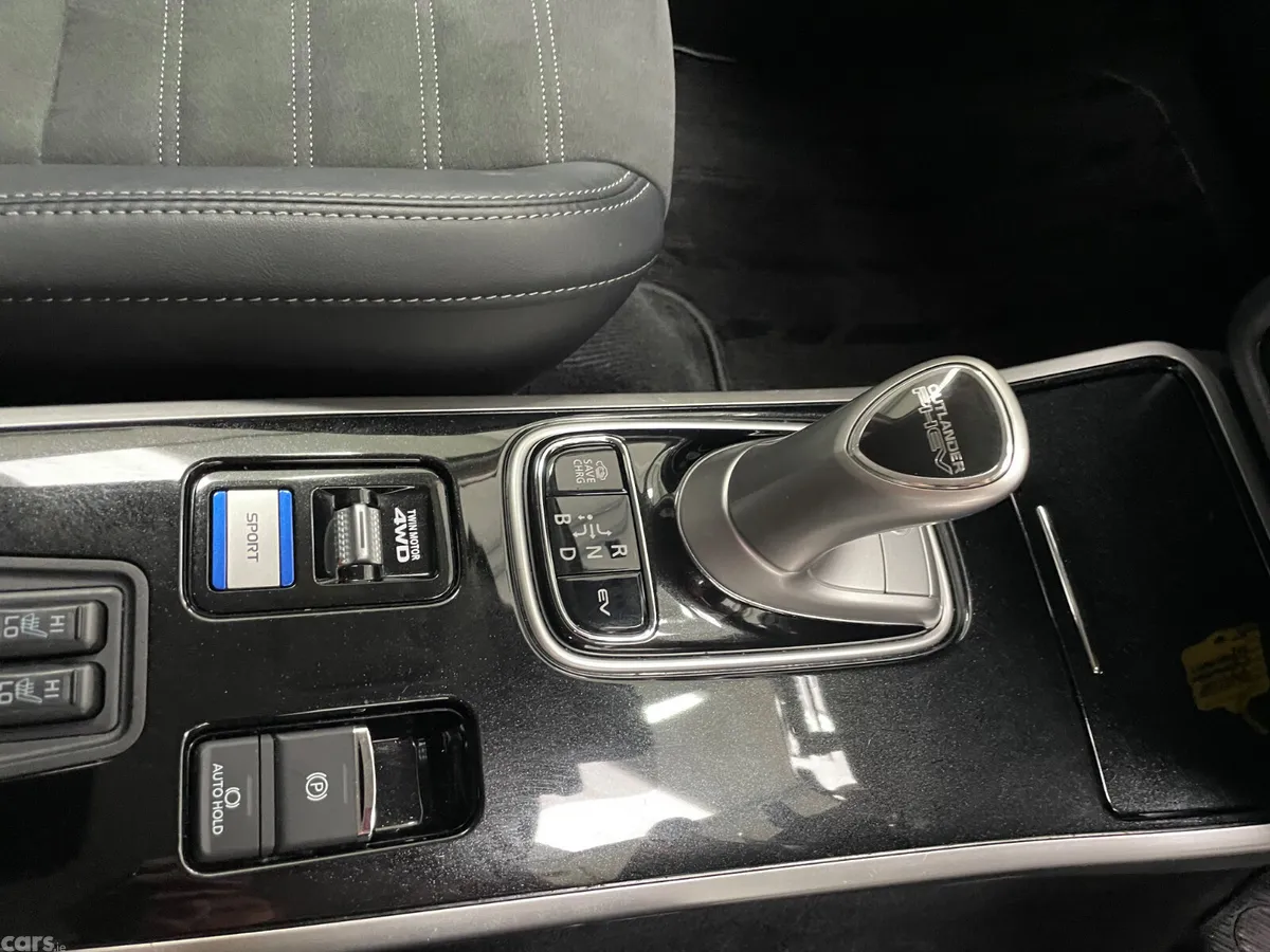 Mitsubishi Outlander Estate, Petrol Plug-in Hybrid, 2020, White