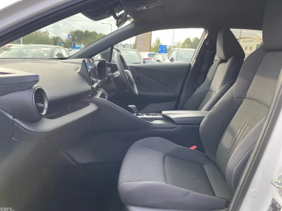 Toyota C-HR SUV, Petrol Hybrid, 2024, White