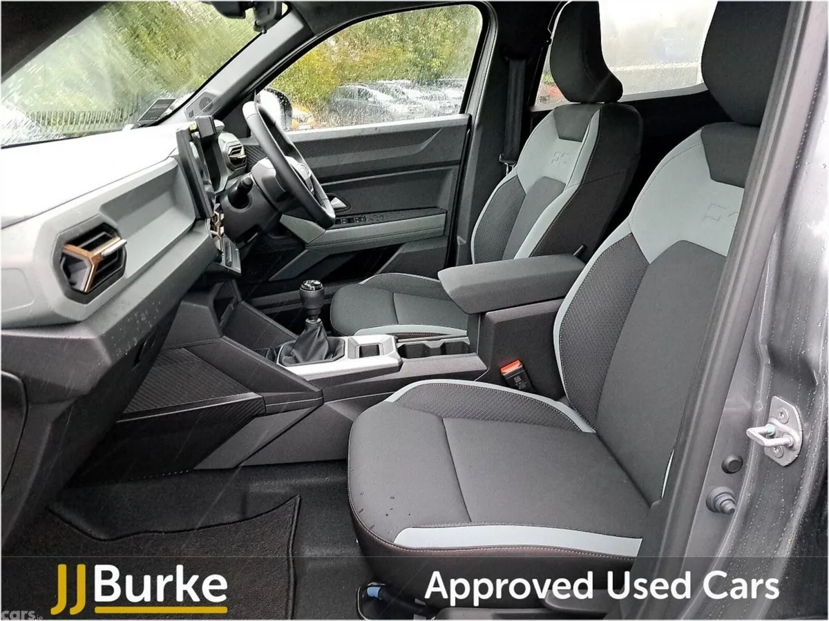 Dacia Duster SUV, Petrol Hybrid, 2026, Grey