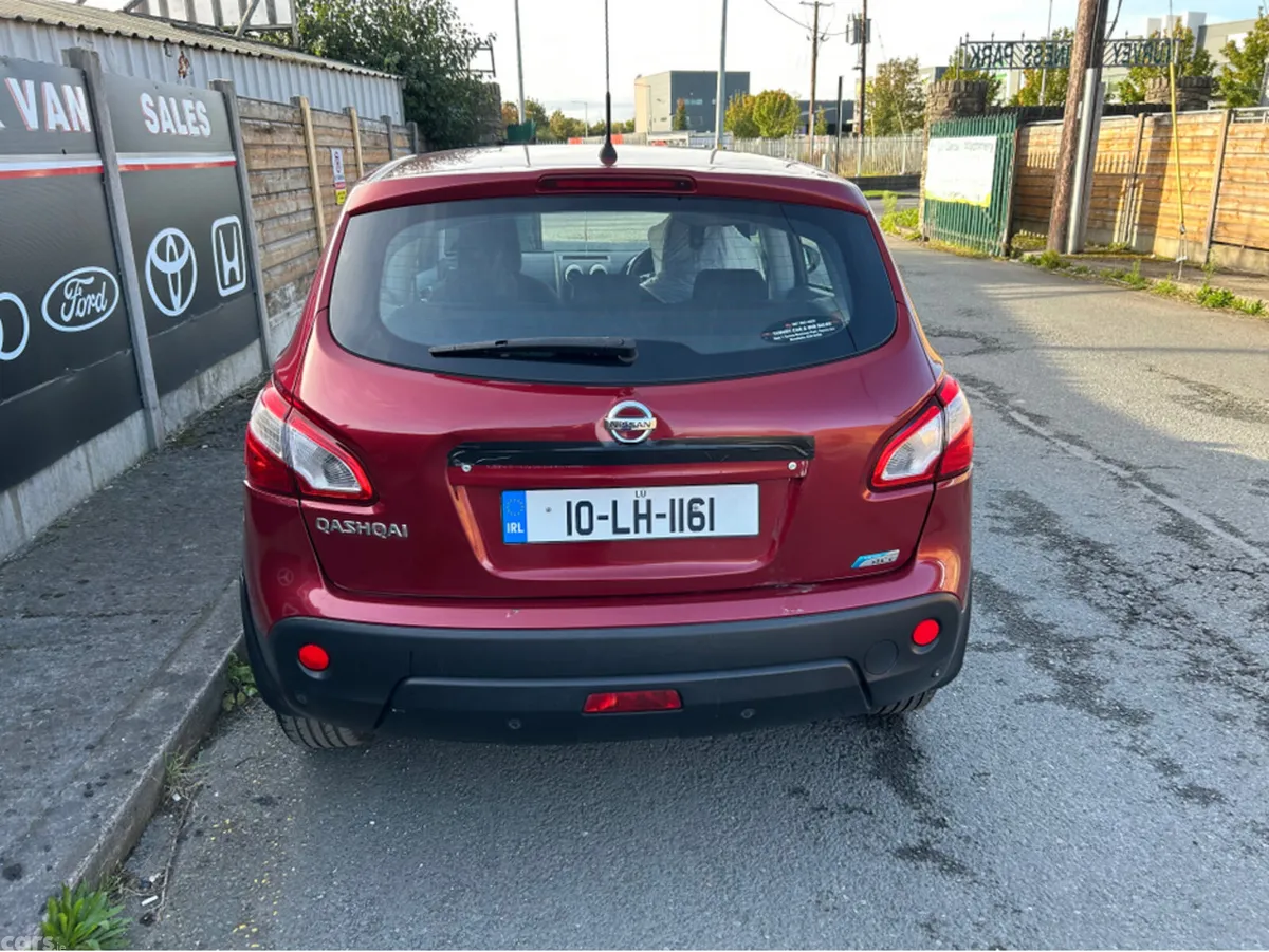 Nissan Qashqai Hatchback, Diesel, 2010, Red