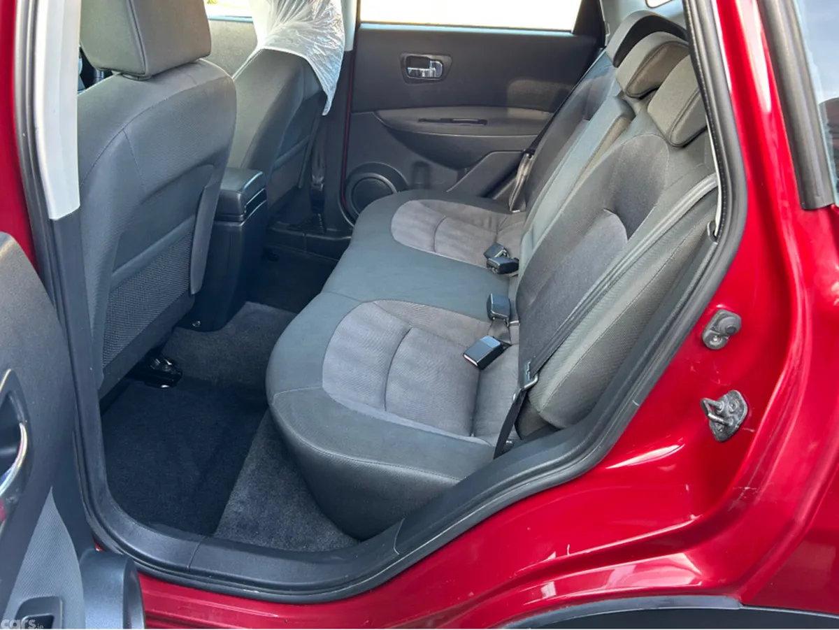 Nissan Qashqai Hatchback, Diesel, 2010, Red
