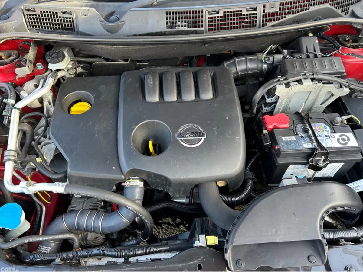 Nissan Qashqai Hatchback, Diesel, 2010, Red