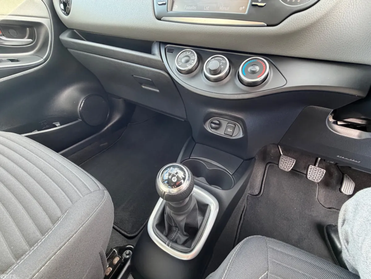 Toyota Yaris Hatchback, Petrol, 2018, Red