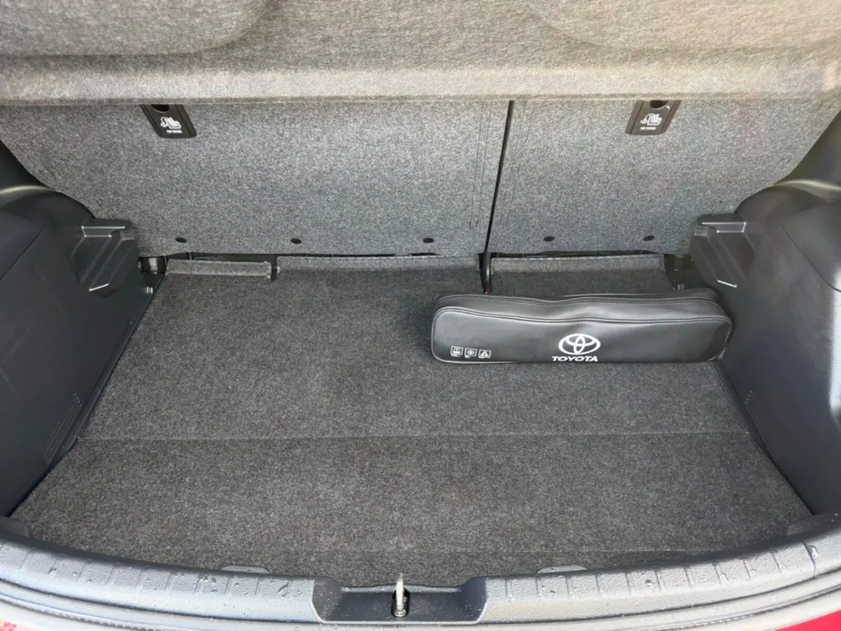 Toyota Yaris Hatchback, Petrol, 2018, Red