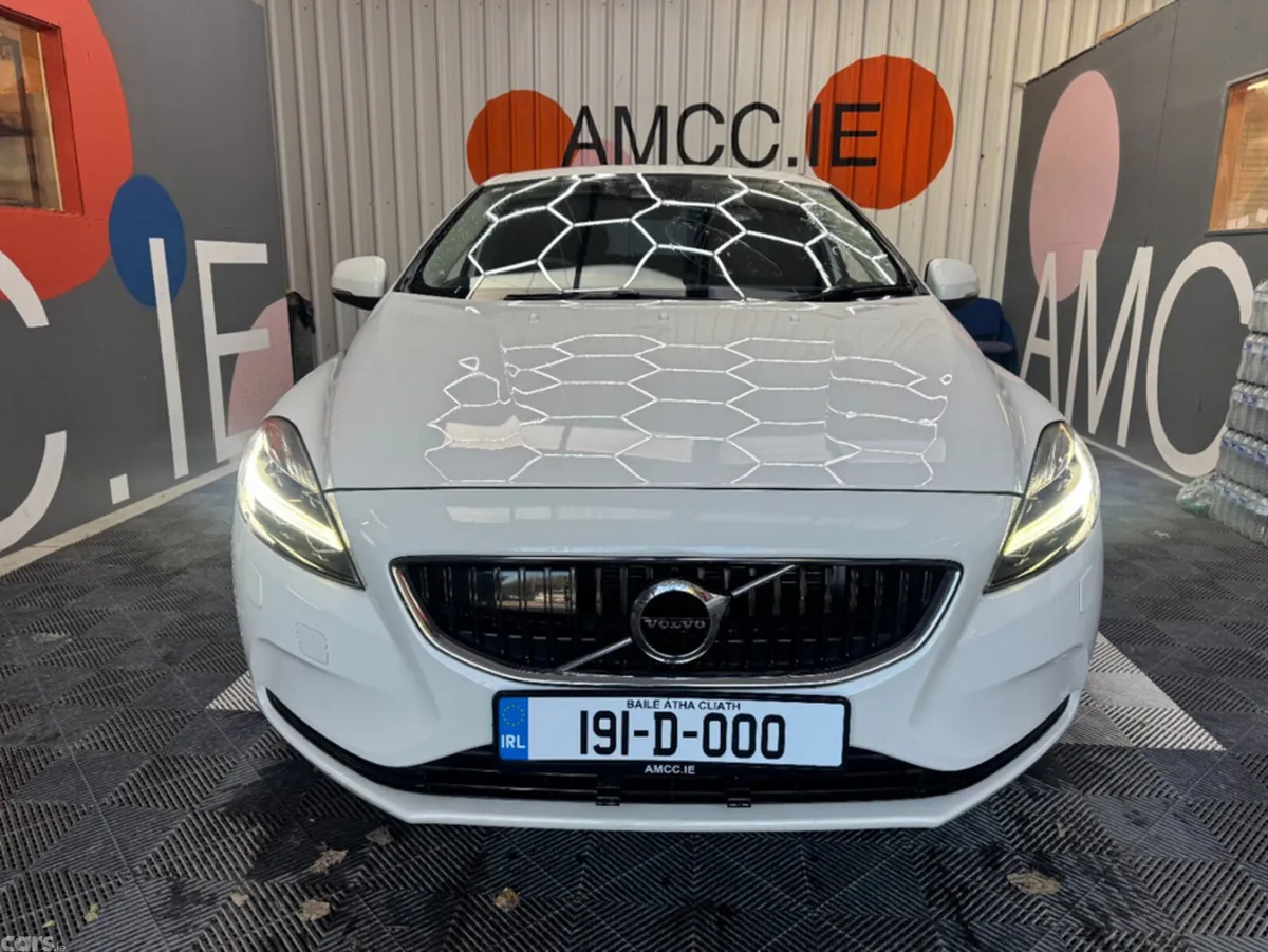 Volvo V40 Estate, Diesel, 2019, White