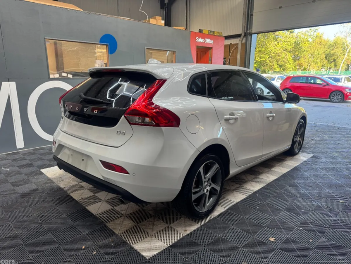 Volvo V40 Estate, Diesel, 2019, White
