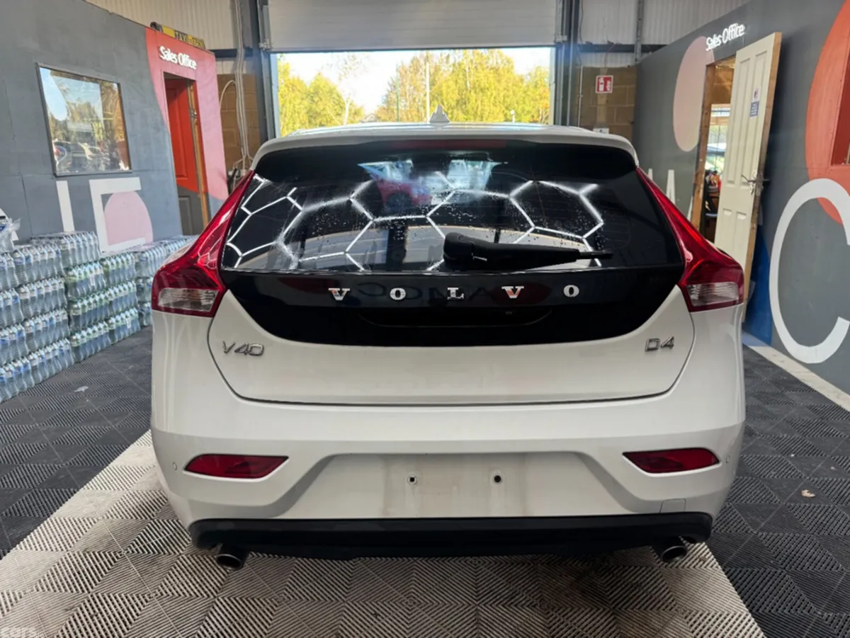 Volvo V40 Estate, Diesel, 2019, White