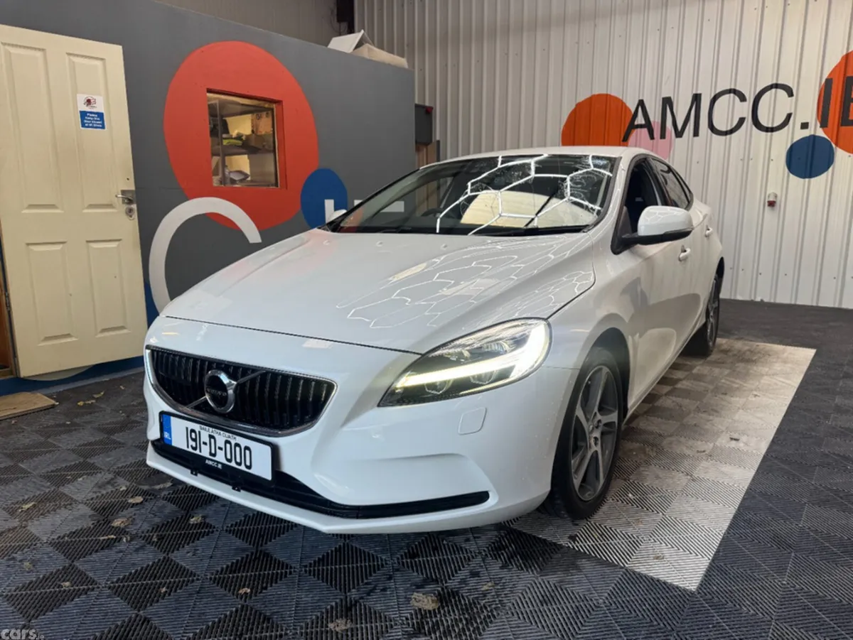 Volvo V40 Estate, Diesel, 2019, White