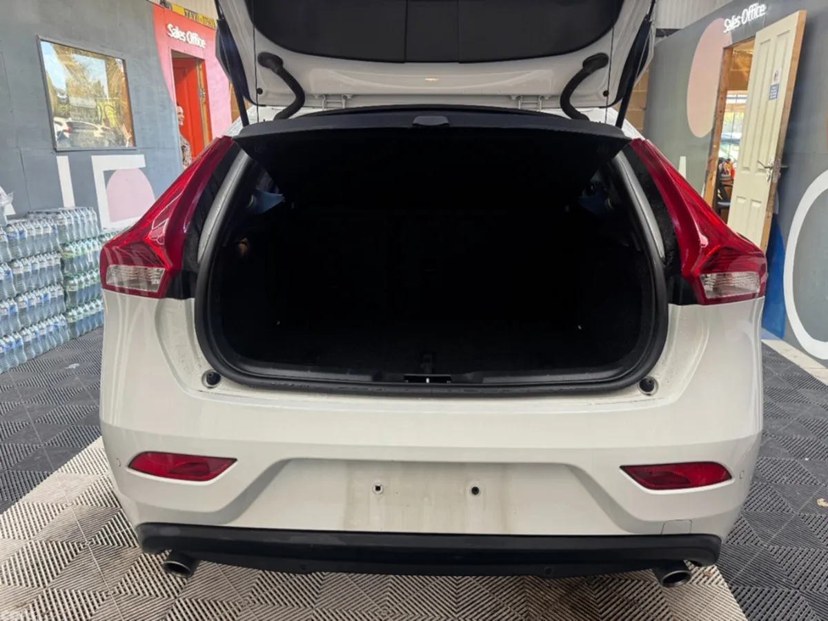 Volvo V40 Estate, Diesel, 2019, White