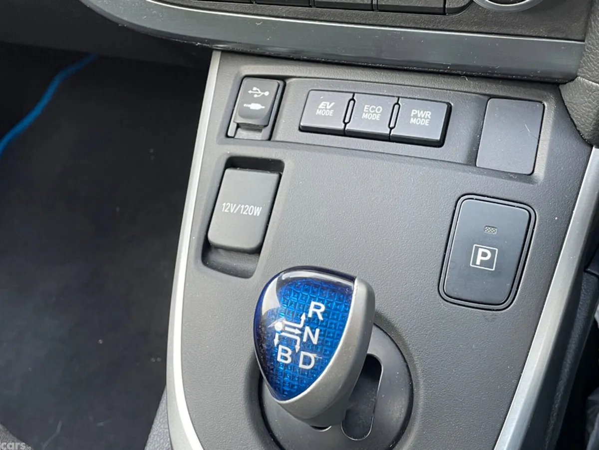 Toyota Auris Hatchback, Petrol Hybrid, 2013, Red