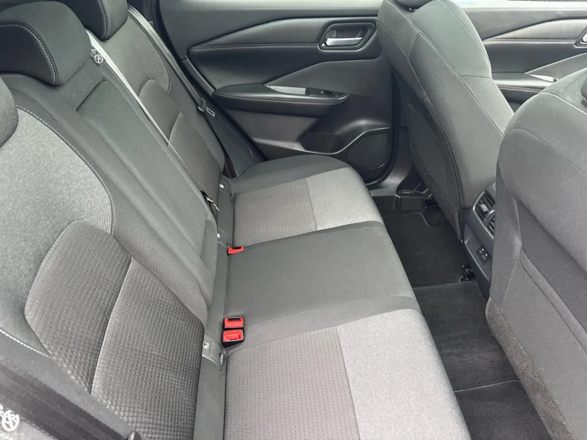 Nissan Qashqai MPV, Petrol, 2022, Red