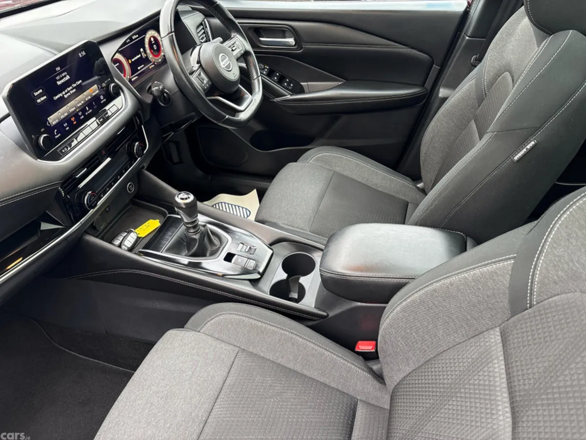 Nissan Qashqai MPV, Petrol, 2022, Red