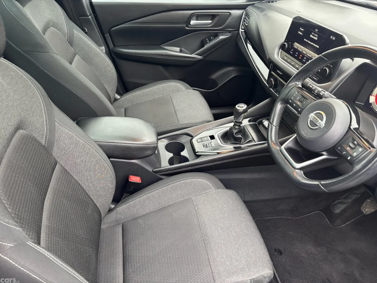 Nissan Qashqai MPV, Petrol, 2022, Red
