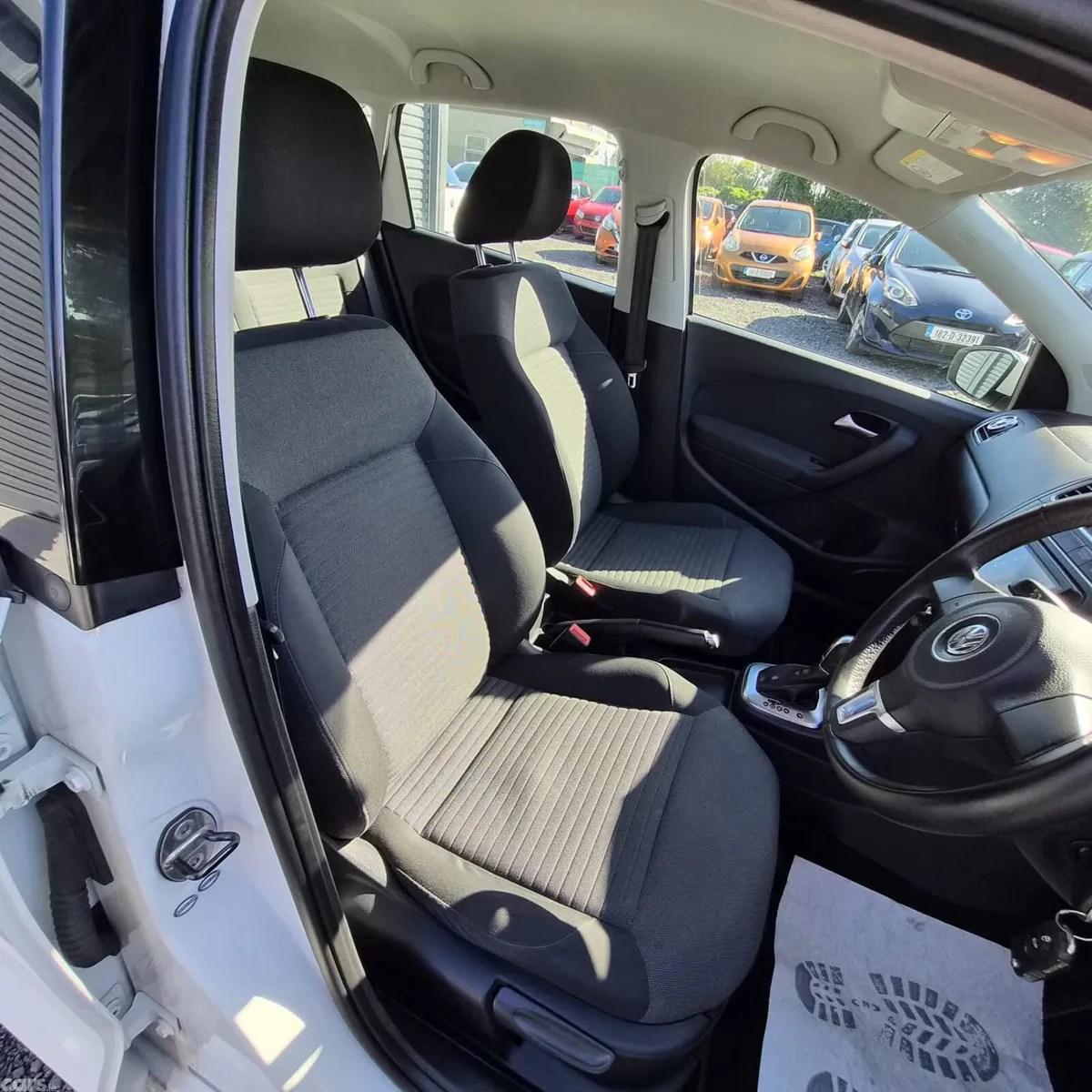Volkswagen Polo Hatchback, Petrol, 2014, White