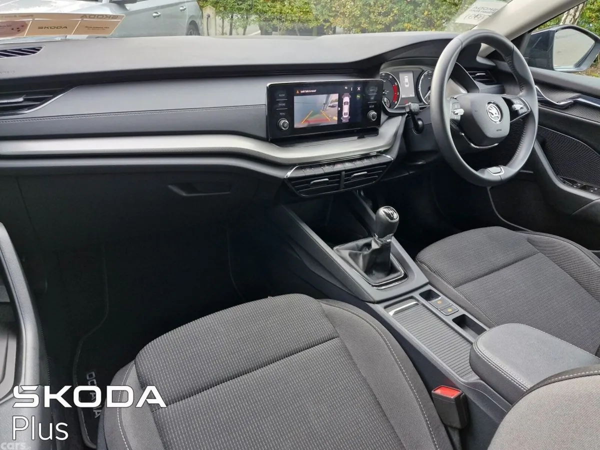 Skoda Octavia Saloon, Petrol, 2023, Blue