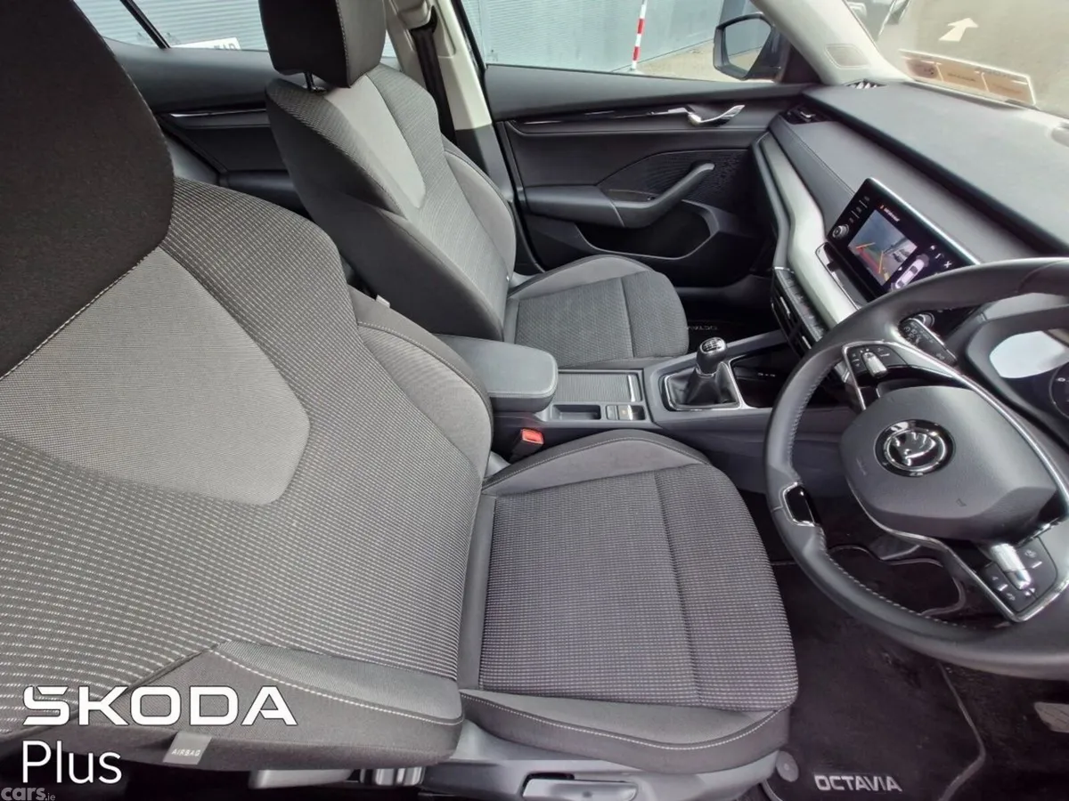 Skoda Octavia Saloon, Petrol, 2023, Blue