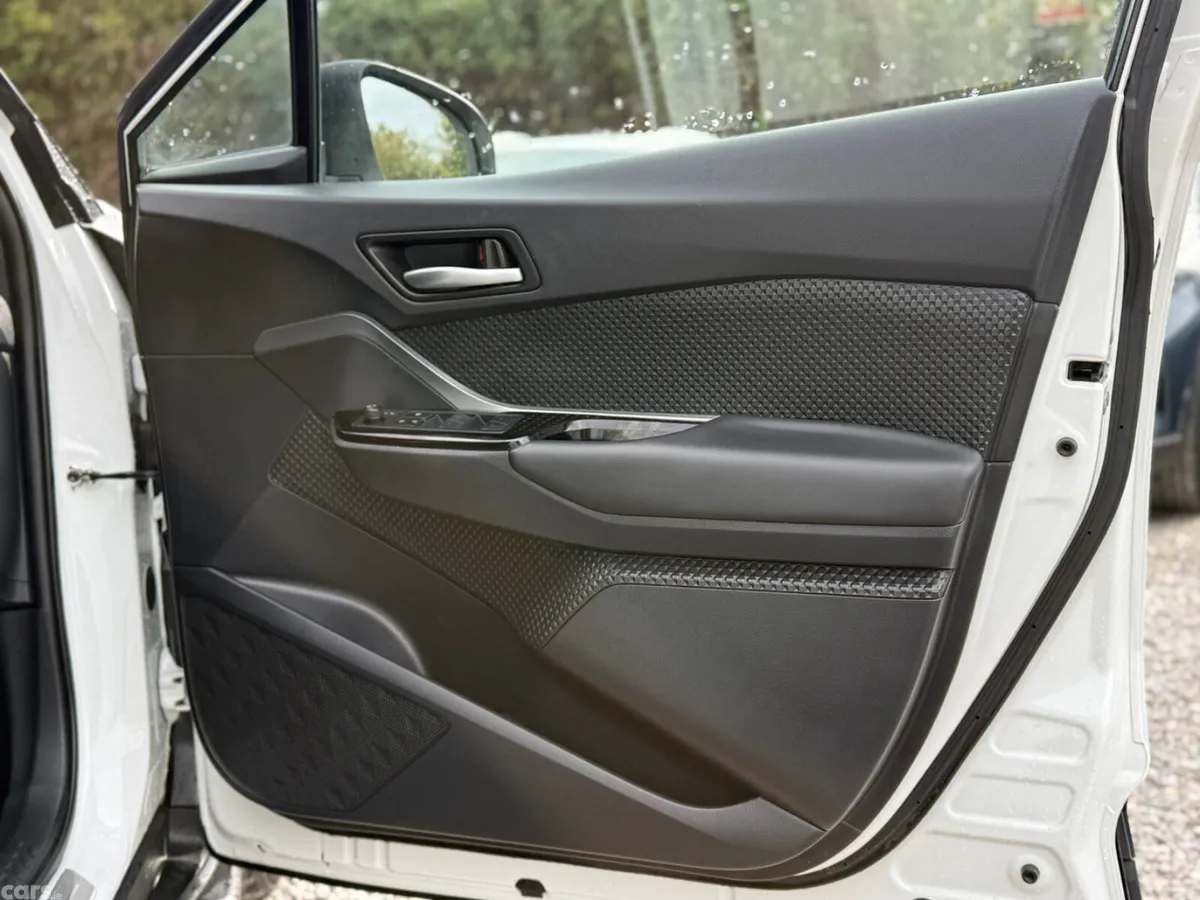 Toyota C-HR SUV, Petrol Hybrid, 2023, White
