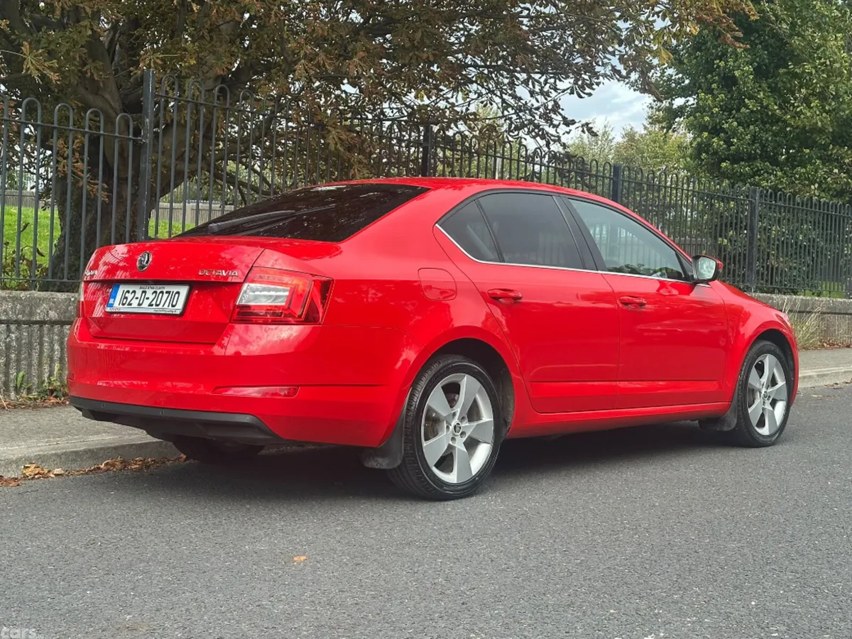 Skoda Octavia Saloon, Petrol, 2016, Red