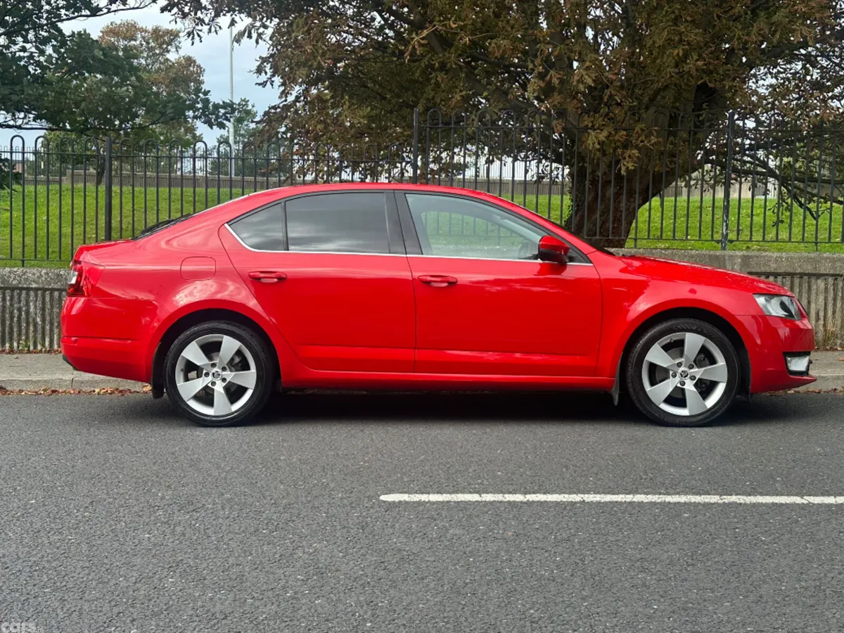 Skoda Octavia Saloon, Petrol, 2016, Red