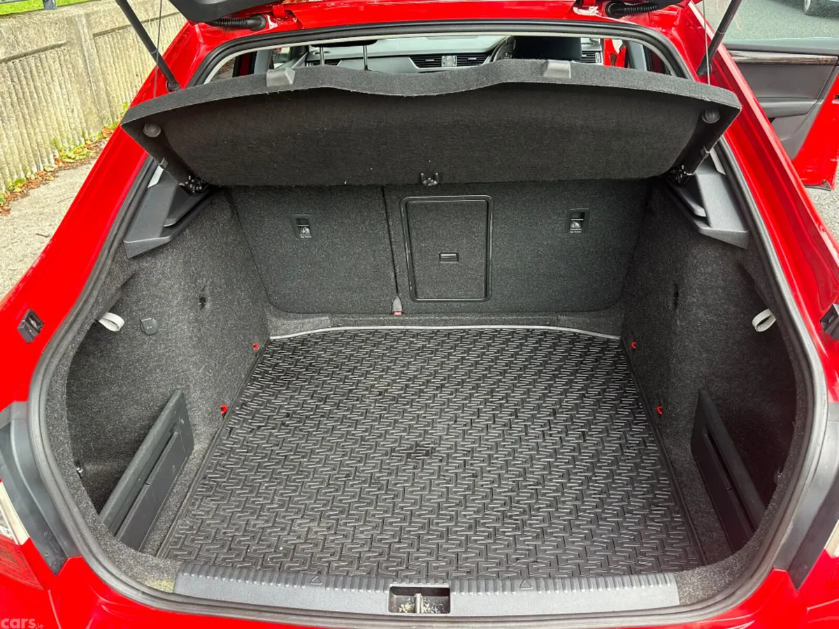 Skoda Octavia Saloon, Petrol, 2016, Red