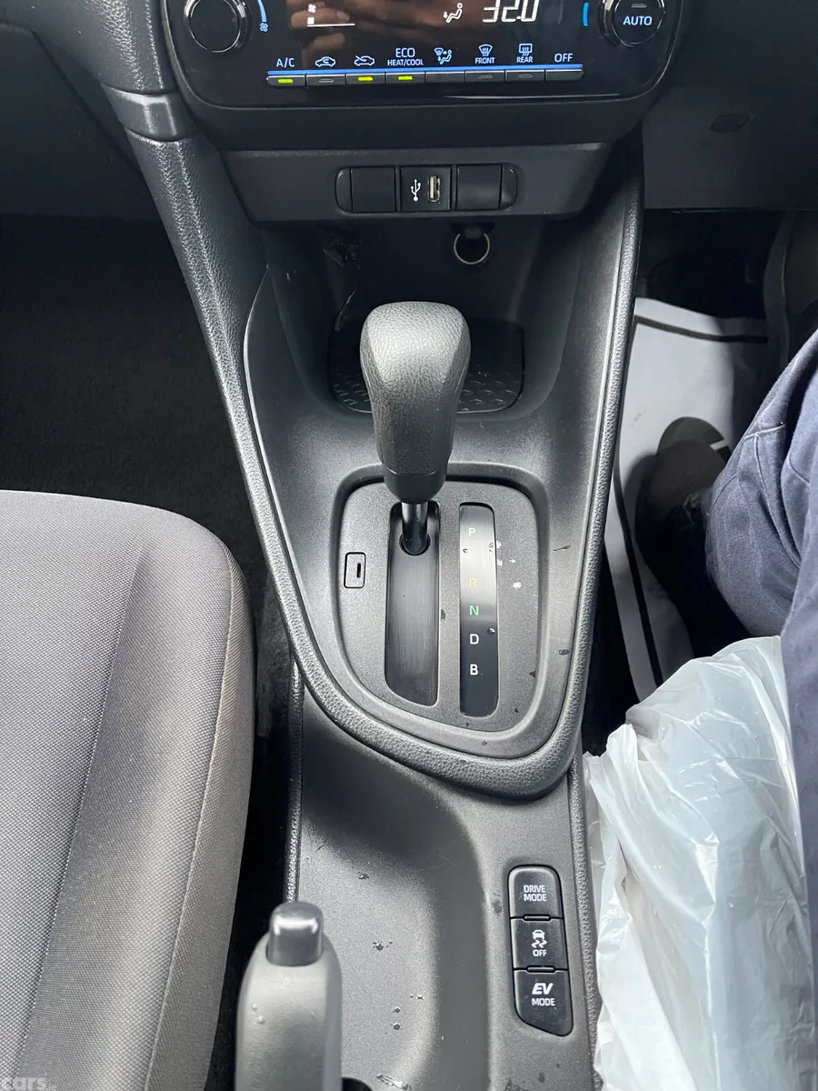 Toyota Yaris Hatchback, Petrol Hybrid, 2021, Silver