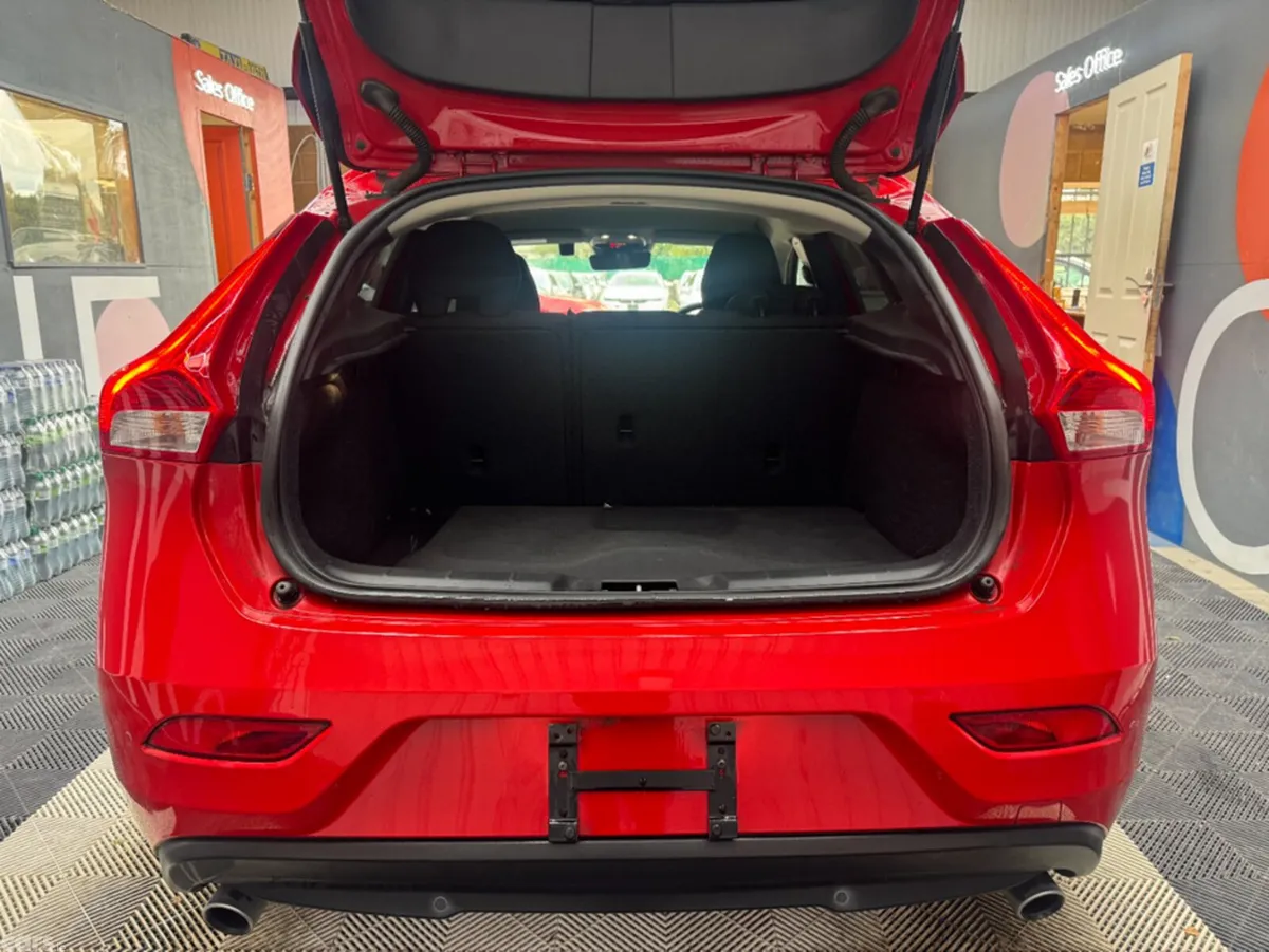Volvo V40 Estate, Diesel, 2018, Red