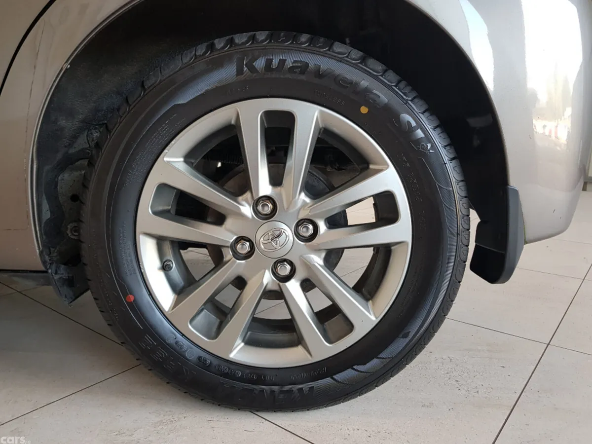 Toyota Yaris MPV, Petrol, 2017, Grey