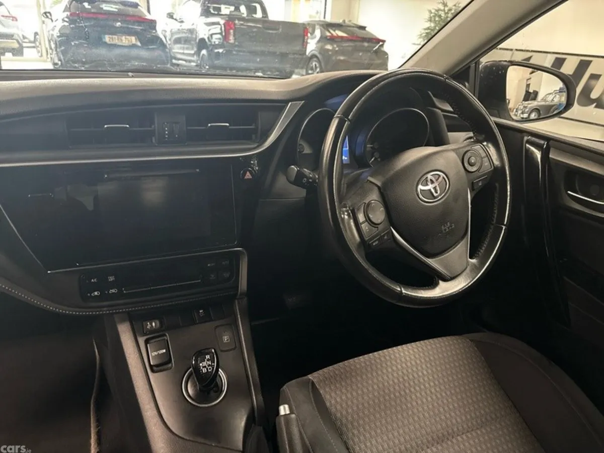 Toyota Auris MPV, Petrol Hybrid, 2018, White