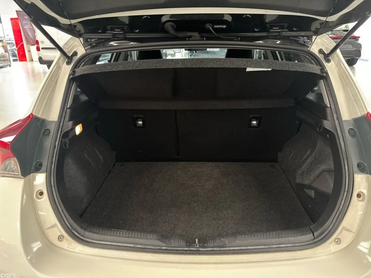Toyota Auris MPV, Petrol Hybrid, 2018, White