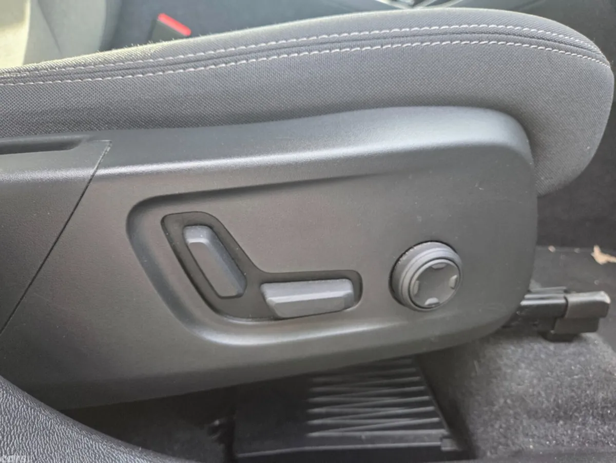 Volvo XC40 Estate, Petrol Plug-in Hybrid, 2023, Black