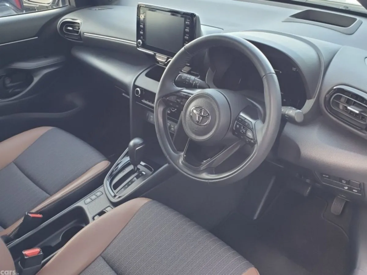 Toyota Yaris Cross Hatchback, Petrol Hybrid, 2023, White