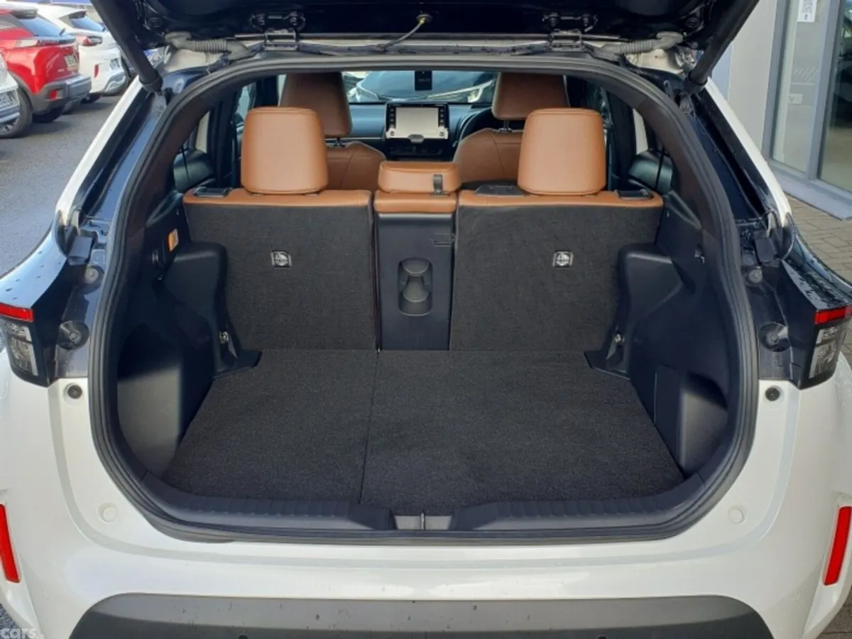 Toyota Yaris Cross Hatchback, Petrol Hybrid, 2023, White