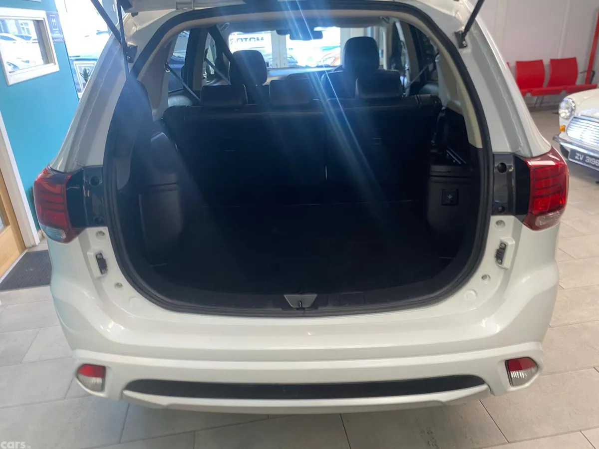 Mitsubishi Outlander SUV, Petrol Plug-in Hybrid, 2017, White
