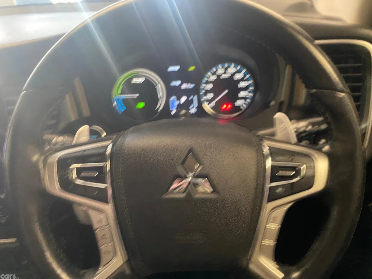 Mitsubishi Outlander SUV, Petrol Plug-in Hybrid, 2017, White